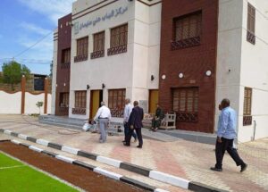 محافظ أسوان يتفقد وحدة حياة كريمة لمتابعة المشروعات الجارية بقرية الكاجوج بكوم أمبو