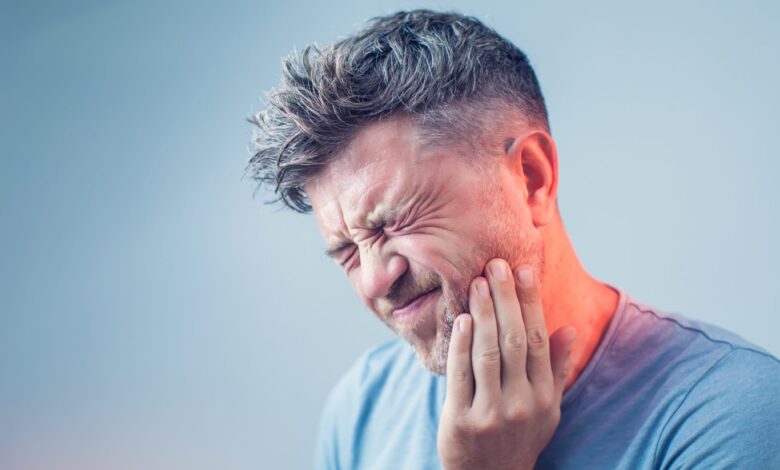 كيف يمكنني التعامل مع آلام الأسنان حتى أقابل طبيب الأسنان؟