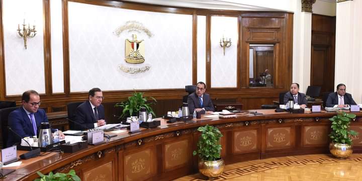 رئيس الوزراء يتابع مع وزيري البترول والمالية إجراءات توفير التمويل اللازم لاستيراد المنتجات البترولية