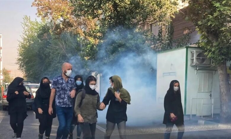 إطلاق قنابل دخان على متظاهرين في إيران