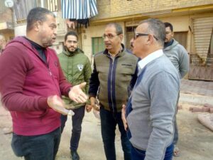 رئيس الحي في لقاء مع أحد المواطنين