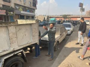 جانب من عمليات رفع السيارات المتهالكة