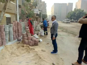 رئيس حي الزاوية الحمراء يتابع العمل