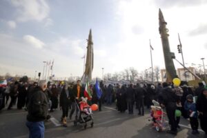 المعارضة داخل وخارج إيران تطالب بإسقاط النظام في ذكرى الثورة