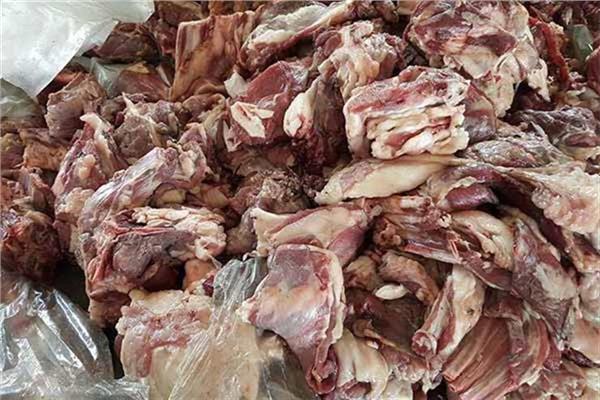 مداهمة محل كبابجي شهير بالقليوبية وضبط لحوم فاسدة