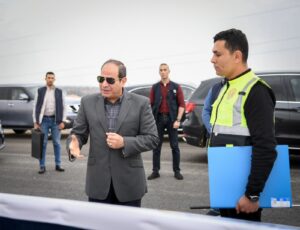 الرئيس السيسي يتابع العمل في مشروعات المحاور والطرق بمحافظة الجيزة