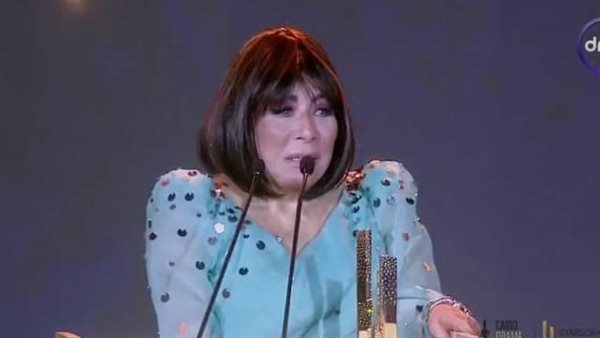 بعد إطلالتها الشبابية بـ مهرجان القاهرة للدراما.. لبنى عبد العزيز حديث السوشيال ميديا