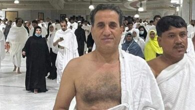 بعد أسبوع من وفاتها.. أحمد شيبة يؤدي فريضة العمرة على روح والدته