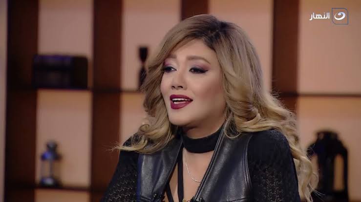 شمس توجه رسالة قاسية للفنانات: «الكفن ملهوش جيوب»