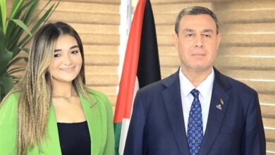 ملك زاهر في زيارة لسفارة فلسطين لدعم مجتمع الصم في اليوم العالمي للتضامن مع الشعب الفلسطيني