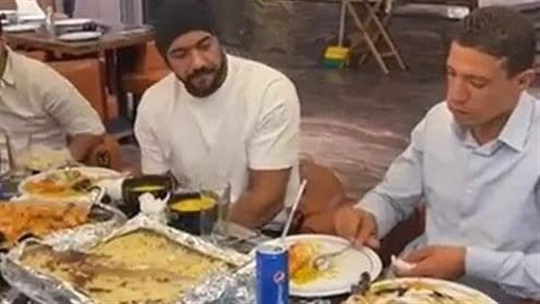 رغم مساندته له.. صاحب واقعة كشري التحرير يهاجم أحمد العوضي: أنا أشهر منك