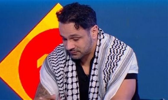 محمد عطية يبكي على الهواء: الأطفال في غزة ضفرهم برقبتي.. وبستحرم أكل وهما بيموتوا من الجوع