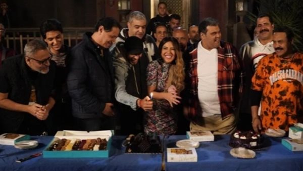 أسرة فيلم ذعر تحتفل بعيد ميلاد مي كساب بأول يوم تصوير