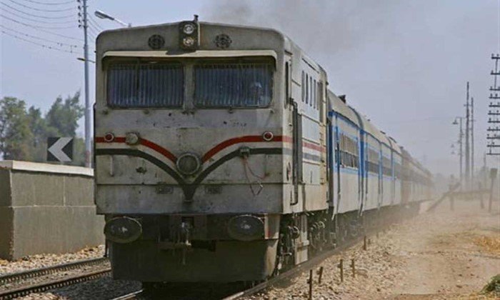مصرع شاب وإصابة آخر صدمهما قطار بالجيزة