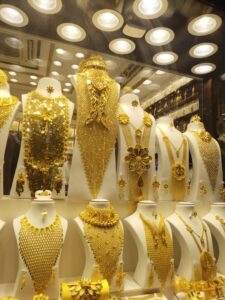 انخفاض أسعار الذهب محليًا رغم ارتفاعه عالميًا