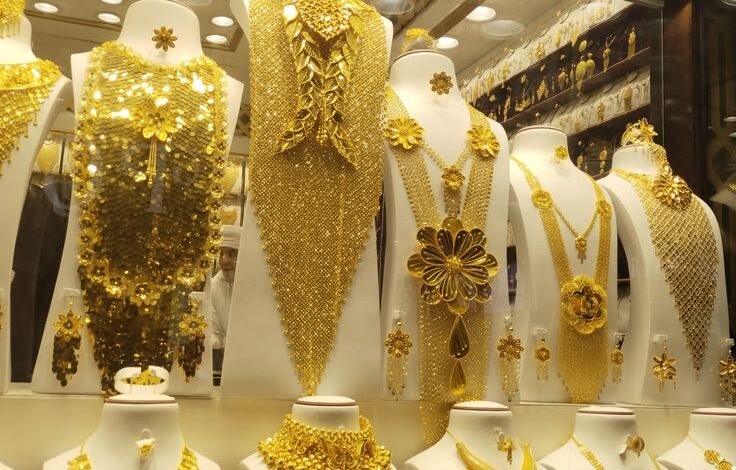 انخفاض أسعار الذهب محليًا رغم ارتفاعه عالميًا