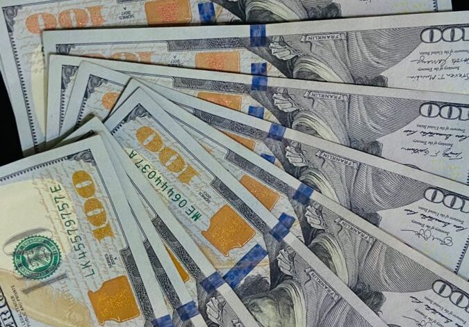 استقرار نسبي لسعر الدولار وسط توقعات بالهبوط