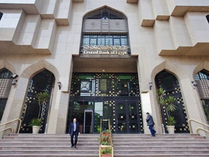 هل يخفض المركزي المصري الفائدة أم يثبتها؟