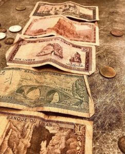 الدولار مستقر في أول أيام العيد رغم التراجع
