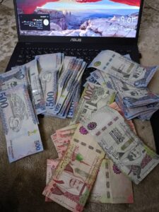 أسعار العملات في مصر اليوم.. الدولار يواصل التباين