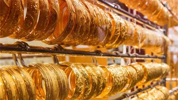 ارتفاع طفيف في أسعار الذهب رغم تراجع الأوقية عالميًا