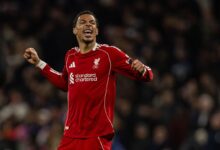 ليفربول يفوز على وولفرهامبتون بثنائية مثيرة في الدوري الانجليزي 