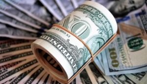 انخفاض سعر الدولار أمام الجنيه 8 قروش بالبنوك