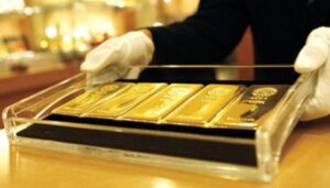 الذهب يعوض خسائره ويقترب من مستويات تاريخية