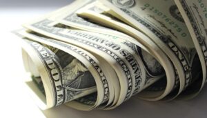 الدولار يتراجع 4 قروش أمام الجنيه اليوم