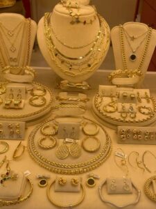 ارتفاع الذهب عالميًا يدفع الأسعار للاستقرار محليًا في مصر