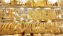 الذهب يتراجع محليًا رغم صعوده عالميًا بشكل مفاجئ