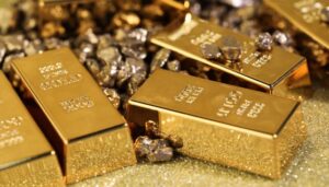 الذهب يتراجع محليًا رغم صعوده عالميًا بشكل مفاجئ